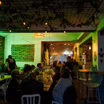 Una foto del restaurante South of the Wall