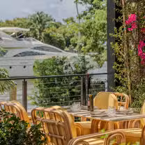 Una foto del restaurante Elia on the River