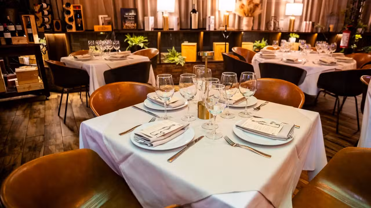 Mesa elegante lista para cenar. - Taberna El Quillo, Santiago de Querétaro, QUE