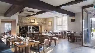 Una foto del restaurante Russell's Steak & Seafood Grill Restaurant