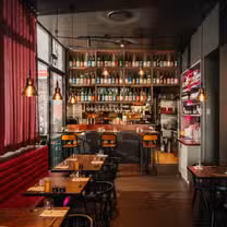 Una foto del restaurante Bird's Nest Yakitori Bar - Portside Wharf