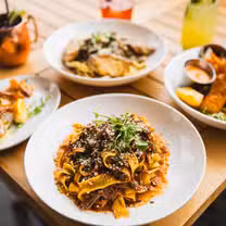 Una foto del restaurante The West End Wine Bar & Pub