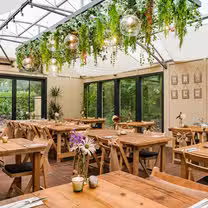Una foto del restaurante Samlesbury Hall