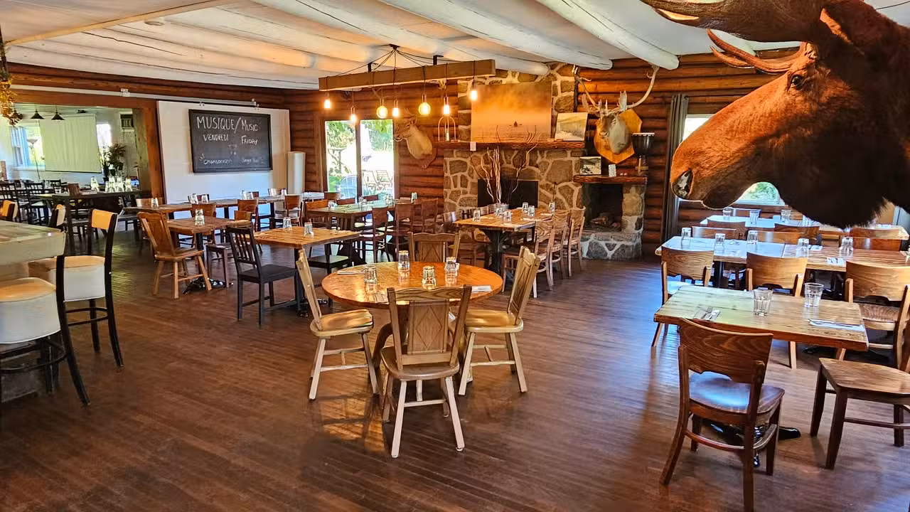 Main dinning room - Le Rustique Bar et Restaurant, Lac-Supérieur, QC