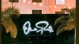 Una foto del restaurante One Park Restaurant Lounge