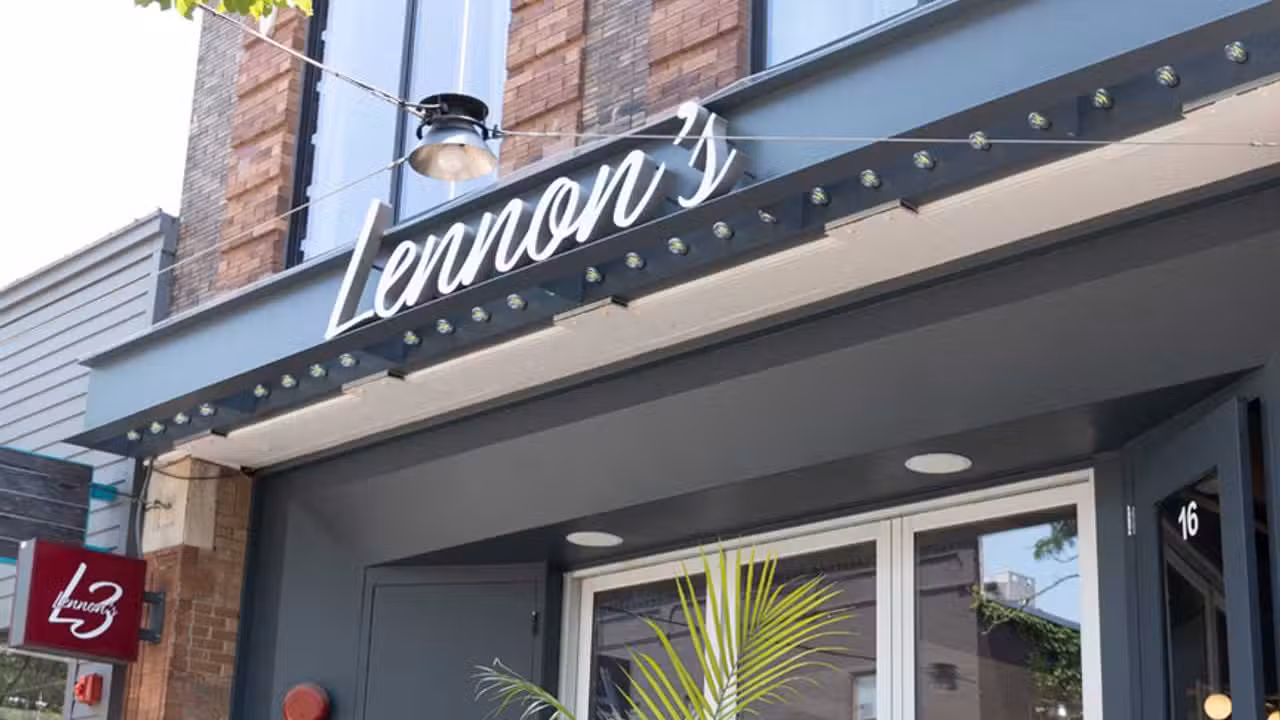 Außen - Lennons, Naperville, IL