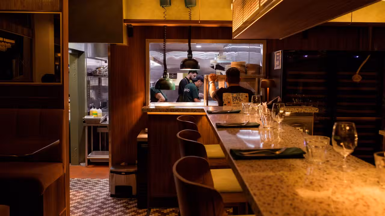 Cozy bar with open kitchen and warm ambiance. - Capisco, Montréal, QC