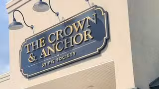 Una foto del restaurante The Crown and Anchor Pub