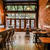 Una foto del restaurante Damn the Weather
