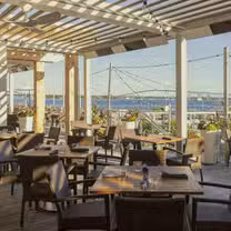 Una foto del restaurante Torpedo Lounge at Newport Harbor Island Resort
