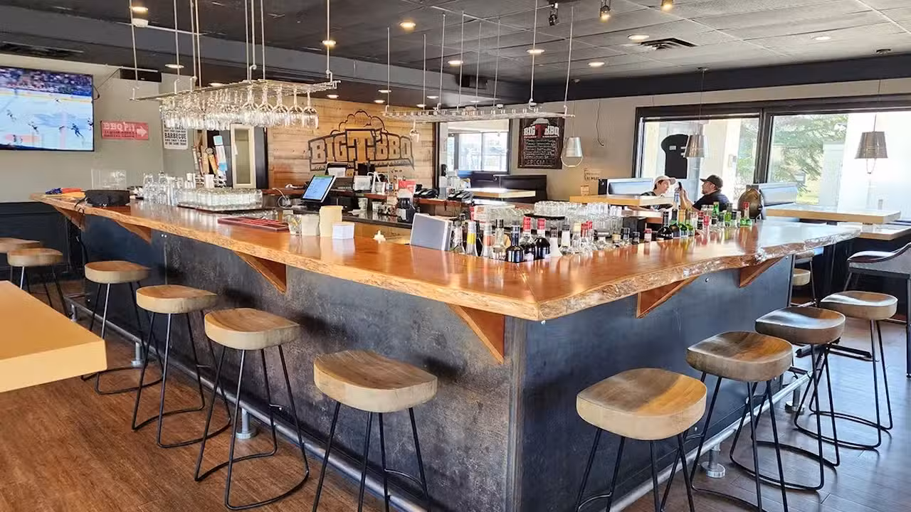 Innen - Big T's BBQ and Smoke House - Deer Ridge, Calgary, AB