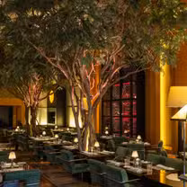 Una foto del restaurante The Garden at The Four Seasons