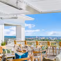 Una foto del restaurante Six South Rooftop Bar