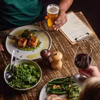 Una foto del restaurante Two Doors Brewing