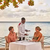 Una foto del restaurante The Round Hill Restaurant