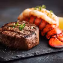Una foto del restaurante M Waterfront Grille
