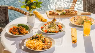 Una foto del restaurante Lola's on the Water