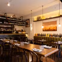 Una foto del restaurante Roy's Restobar