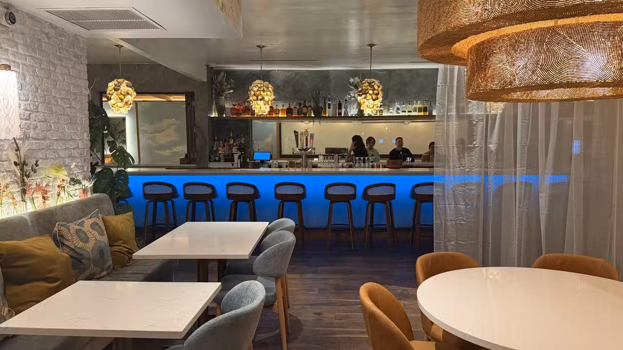 Binnenkant - Juliette’s Coastal Modern restaurant & lounge, Indialantic, FL