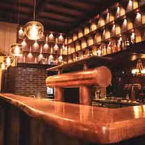 Una foto del restaurante ELVIRA Restaurant & Bar