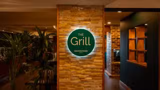 Una foto del restaurante The Grill at Oakwood Hotel