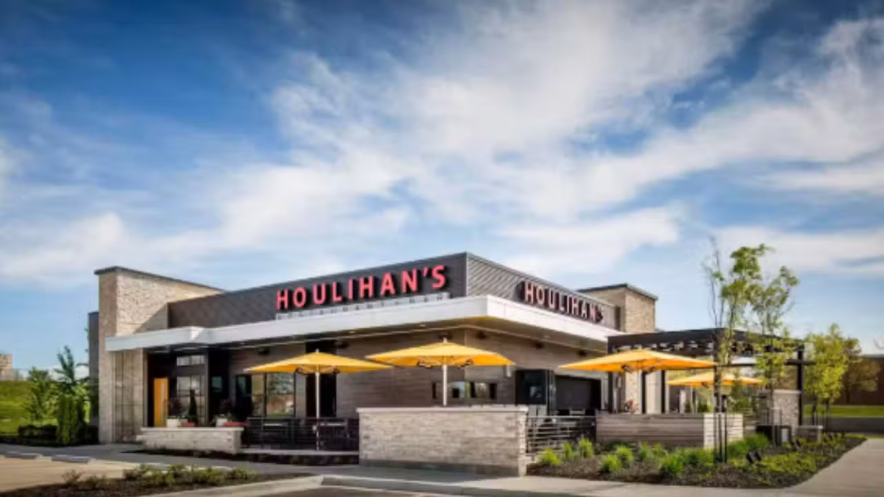 Houlihan's Exterior - Houlihan's - Overland Park, Overland Park, KS