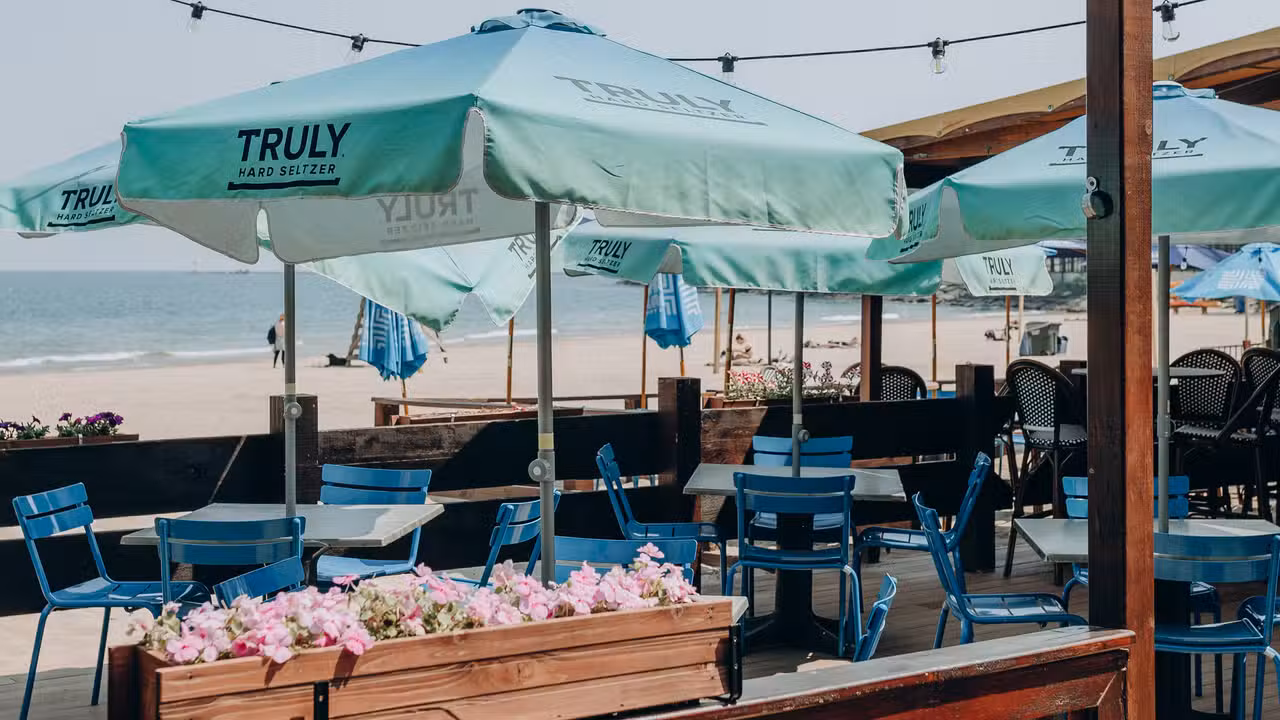 Caffè Oliva at Ohio Street Beach, Chicago, IL