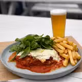 写真（$32 Parma & Pot on Wednesdays!）