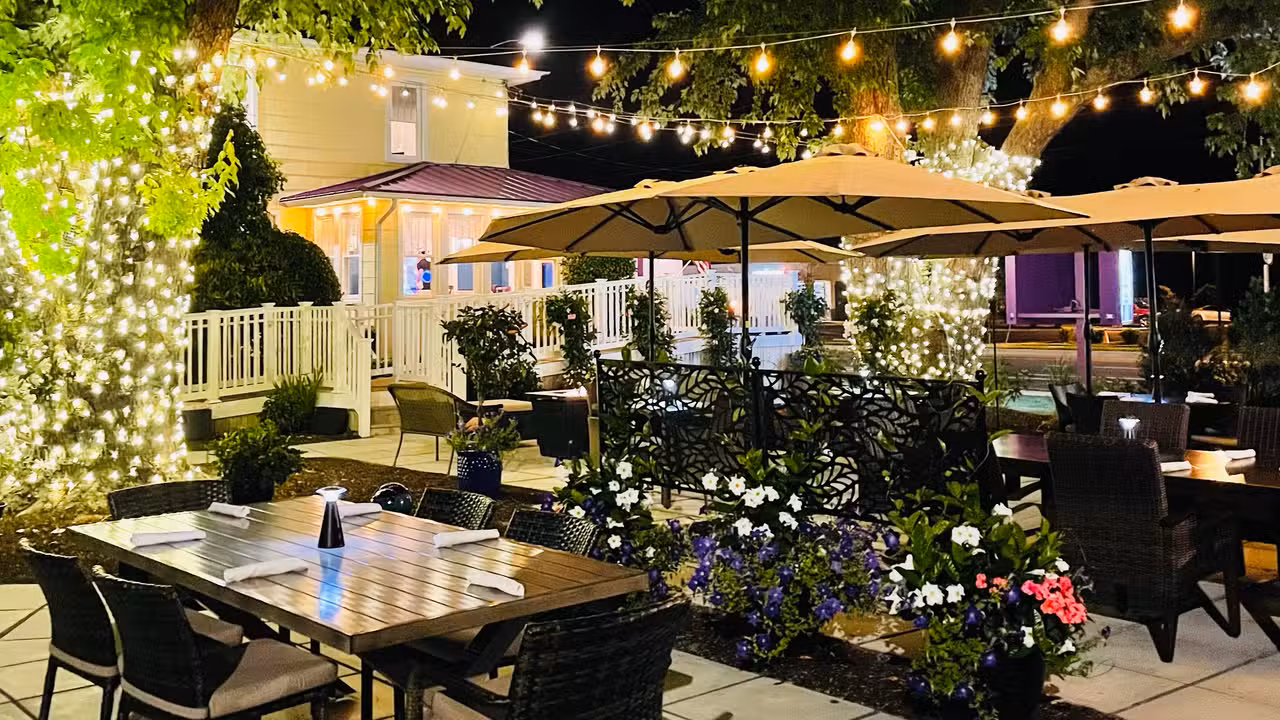 Outdoor Dinning - Garden Patio - The Cafe on 26, Ocean View, DE