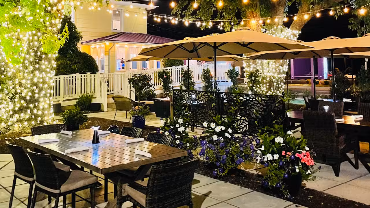 Outdoor Dinning - Garden Patio - The Cafe on 26, Ocean View, DE
