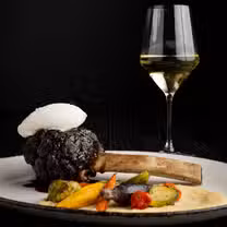 Una foto del restaurante Dynamite Woodfire Grill