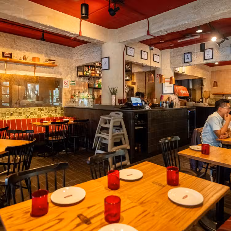 Ambiente italiano contemporáneo - Ardente, Pizzeria Napoletana - Condesa, Ciudad de México, CDMX