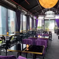 Una foto del restaurante Moon Rooftop Bar & Lounge Pte. Ltd.