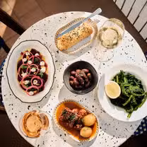 Una foto del restaurante Astoria Bar Ke Grill