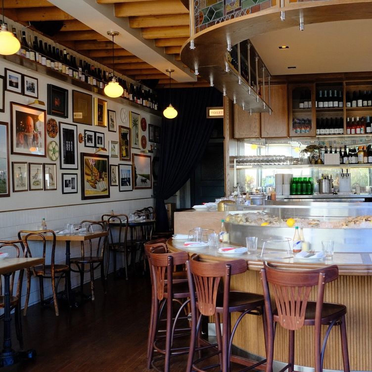 Queen's Raw Bar & Grill