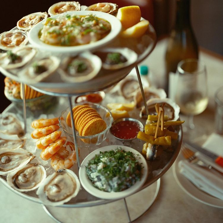 Queen's Raw Bar & Grill