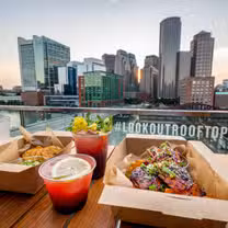 Una foto del restaurante Rooftop at the Envoy