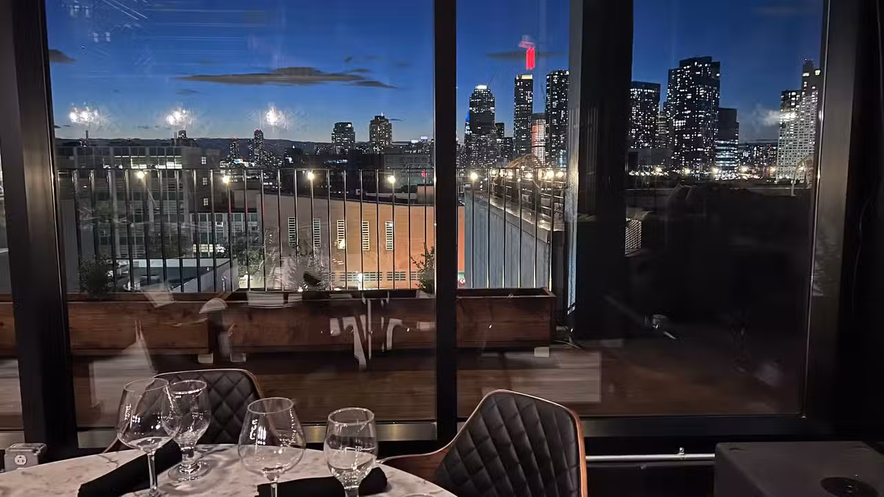 Binnenkant - Lighthouse Rooftop, Long Island City, NY
