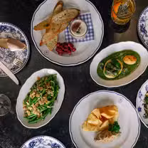 Una foto del restaurante The Vermillion Room