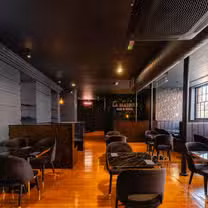 Una foto del restaurante La Maison Bar & Grill