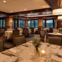 Foto von Woodlands Restaurant at Eagle Ridge Resort & Spa Restaurant