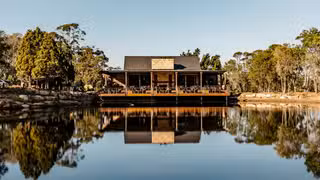Foto von Saddles Mount White Restaurant