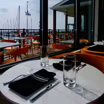 Una foto del restaurante On Water Dining