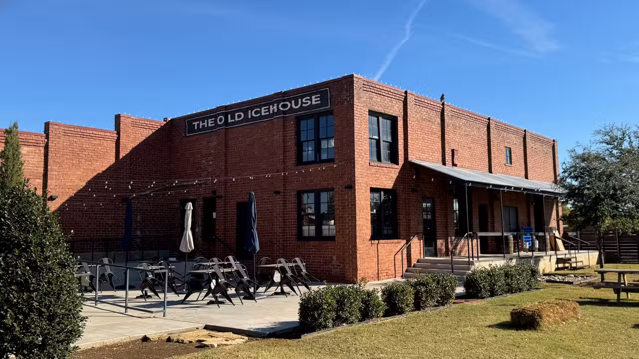 The Old Icehouse Patio Dining - The Old Icehouse, Edmond, OK