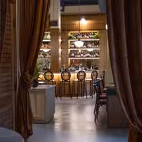 Foto von REVELWOODS Tavern & Terrace Restaurant