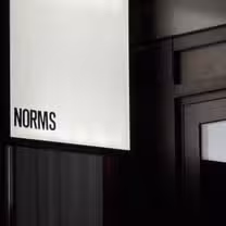 Una foto del restaurante norms