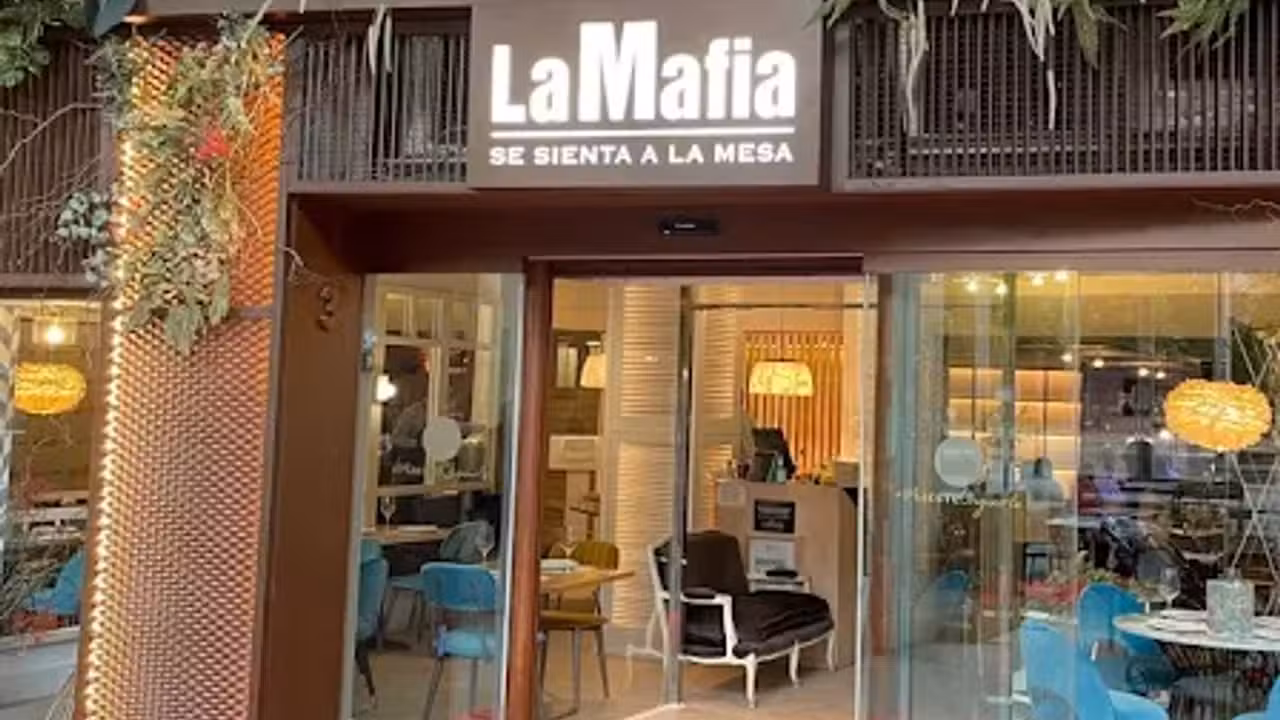 La Famiglia se Sienta a la Mesa - Plaza Aragón, Zaragoza, Zaragoza