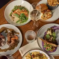 Una foto del restaurante Dram Yard at ARRIVE