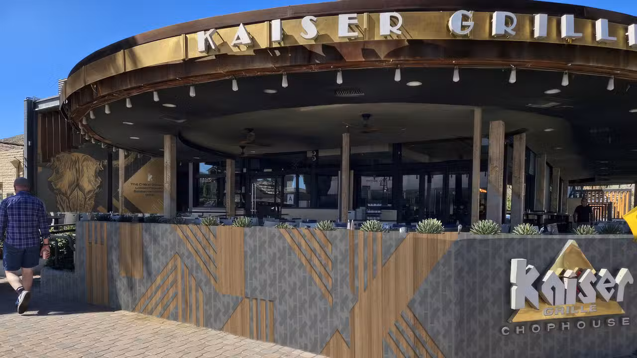 Kaiser Grille Chophouse front patio - Kaiser Grille Chophouse, Palm Springs, CA