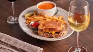 Een foto van restaurant Cooper’s Hawk Winery & Restaurant – Avondale, AZ
